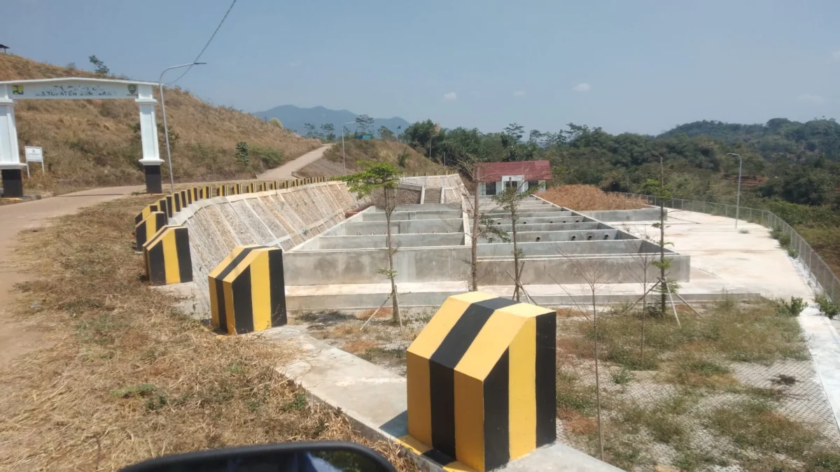 TAK INGIN: Hendra Haerudin, salah seorang perwakilan warga Dusun Lembur Sawah Desa Cijeruk saat ditemui Sumeks di kediamannya, kemarin. (FOTO: ASEP NURDIN)