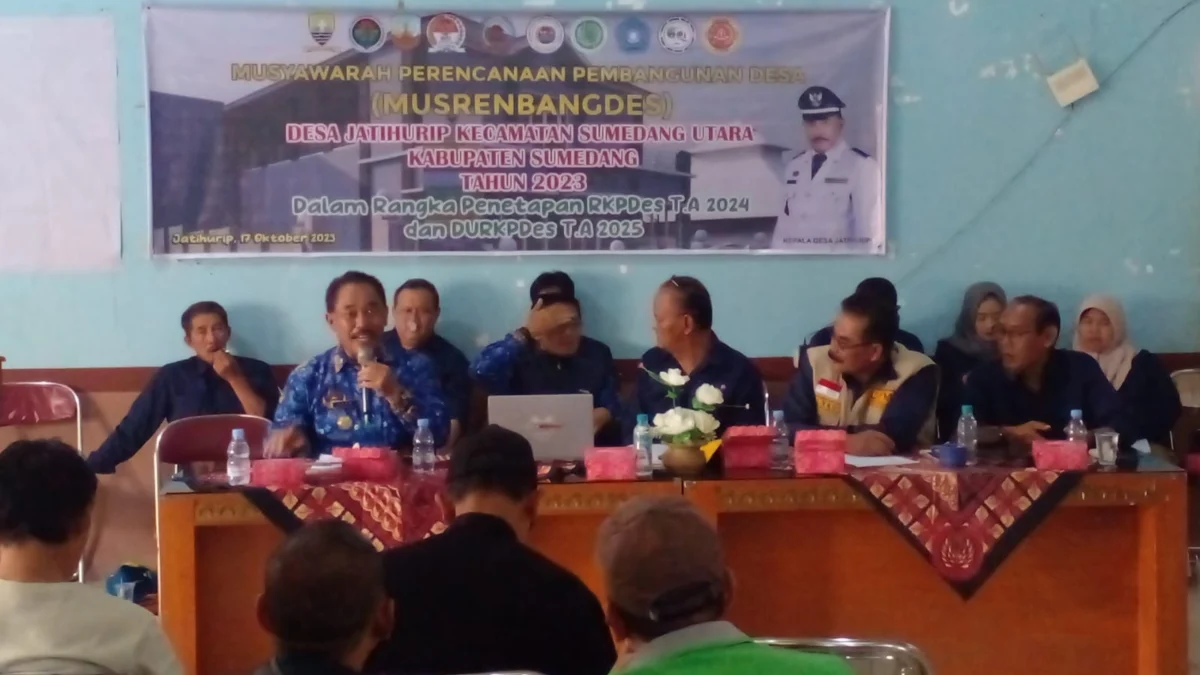 SAPA: Kepala Desa Jatihurip, Tata saat berdialog dengan warganya pada kegiatan Musrenbangdes dalam rangka penetapan Rencana Kerja Pemerintahan Desa (RKPDes) dan Daftar usulan Rencana Kerja di aula Kantor Desa Jatihurip, kemarin.