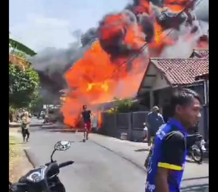 Tiga Kendaraan, Toko Pakaian dan Satu Orang Korban Terkena Ledakan Pom Mini Tanjungkerta