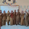 ANTUSIAS : Poto bersama Kepala SMPN 4 Suuedang Soni Darma Jatnika SPd Bio (tengah) bersama peserta Observasi guru guru kelas 7 setelah kegiatan refleksi yang dipimpin moderator Ai Deti, baru-baru