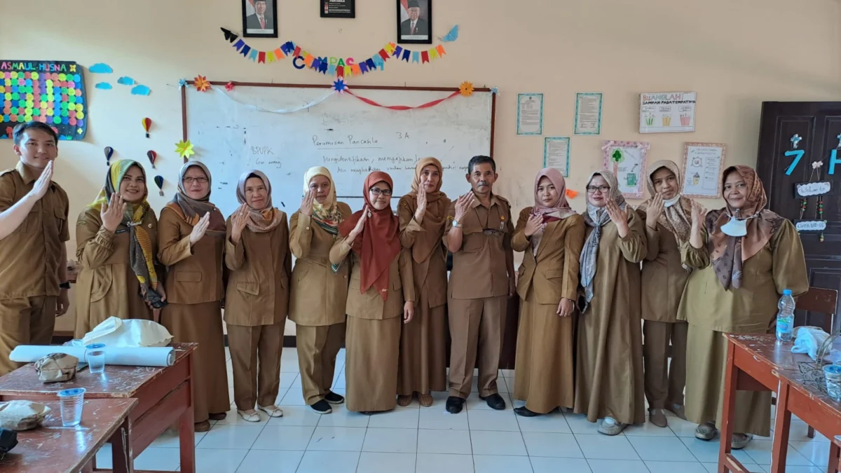 ANTUSIAS : Poto bersama Kepala SMPN 4 Suuedang Soni Darma Jatnika SPd Bio (tengah) bersama peserta Observasi guru guru kelas 7 setelah kegiatan refleksi yang dipimpin moderator Ai Deti, baru-baru