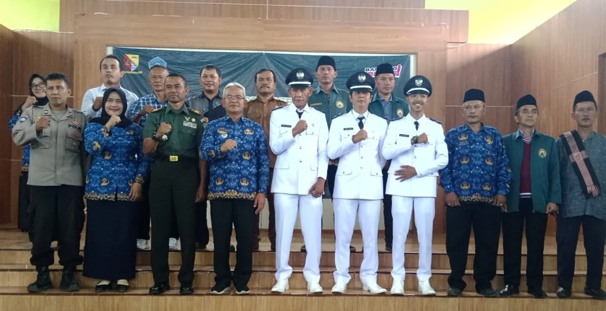 RESMI: Tiga kepala desa terpilih di Kecamatan Rancaekek melaksanakan serah terima jabatan (Sertijab) di Aula Kelurahan Rancaekek Kencana, Kecamatan Rancaekek, baru-baru ini. Istimewa