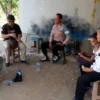 MENUNGGU: Petugas Polsek Buahdua bersama unsur pemerintahan dan Satpol PP menunggu Tim Forensik di rumah duka, kemarin.