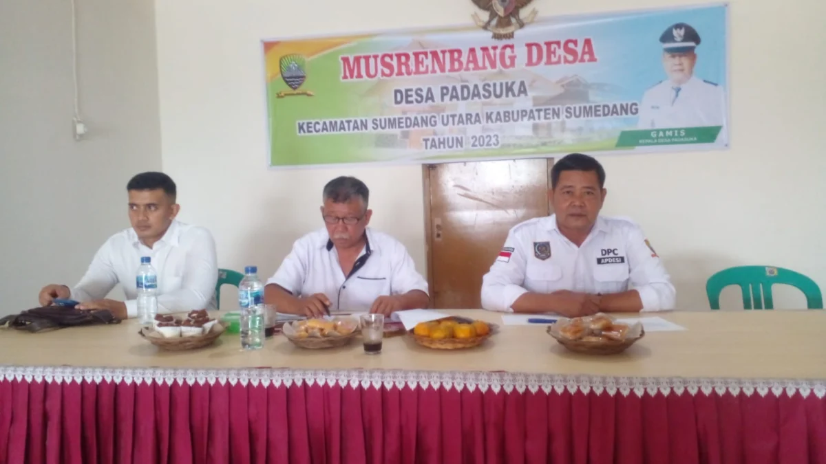 FOKUS: Kepala Desa Padasuka Kecamatan Sumedang Utara, Gamis kepada Sumeks pada kegiatan Musyawarah Rencana Pembangunan Desa (Musrenbangdes) Anggaran Dana Desa tahun 2024 Desa Padasuka, baru-baru ini.