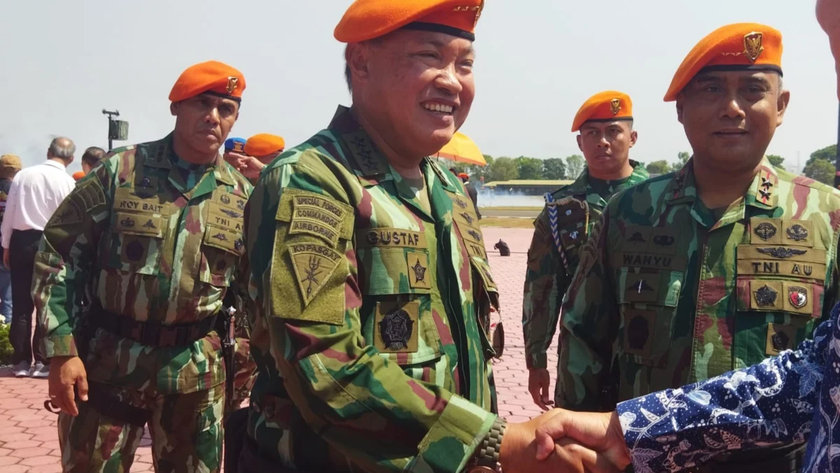 SIAP: Wakil Kepala Staf TNI Angkatan Udara  (Wakasau) Marsekal Muda  Agustinus Gustaf Brugman seusai menjadi Inspektur Upacara Peringatan Hari Jadi Komando Pasukan Gerak Cepat (Kopasgat) ke-76 di Pangkalan Udara TNI AU Sulaiman, Margahayu Kabupaten Bandung, baru-baru ini. ISTIMEWA