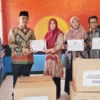 ISTIMEWA BERIKAN BANTUAN: Majlis Pendidikan Dasar Menengah dan Pendidikan Nonformal Pimpinan Daerah Muhammadiyah Sumedang memberikan bantuan pendidikan berupa enam set alat peraga pembelajaran IPA ke Amal Usaha Muhammadiyah (AUM), kemarin.