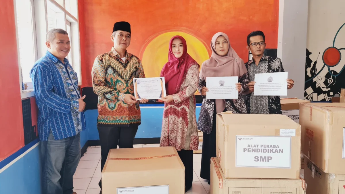 ISTIMEWA BERIKAN BANTUAN: Majlis Pendidikan Dasar Menengah dan Pendidikan Nonformal Pimpinan Daerah Muhammadiyah Sumedang memberikan bantuan pendidikan berupa enam set alat peraga pembelajaran IPA ke Amal Usaha Muhammadiyah (AUM), kemarin.