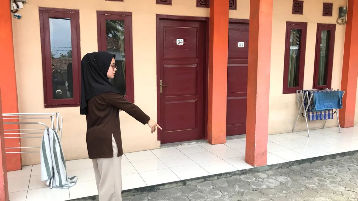 CEMAS: Asri Maharani Wijaya menunjukan lokasi terakhir motornya diparkirkan sebelum hilang di Kelurahan Situ, Sumedang Utara, kemarin.