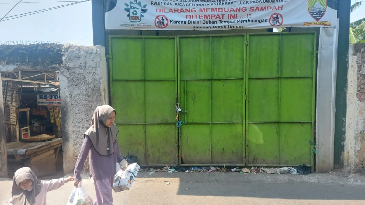 LINGKUNGAN: Kondisi TPS Pasar Parakanmuncang Cimanggung yang mengalami penumpukan karrna belum ada penarikan oleh DLHK, baru-baru ini.