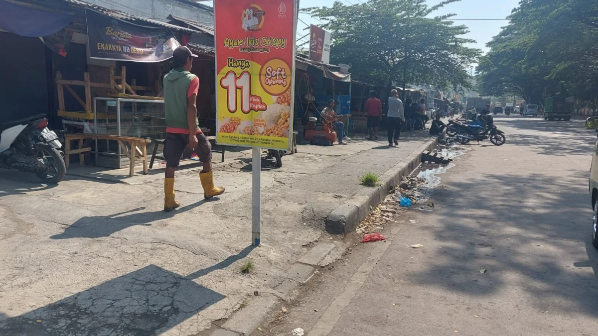 RAWAN MIRAS: Pejalan kaki tengah melewati lokasi dugaan peredaran miras dan obat terlarang di Desa Sindangpakuon, Cimanggung, baru-baru ini.