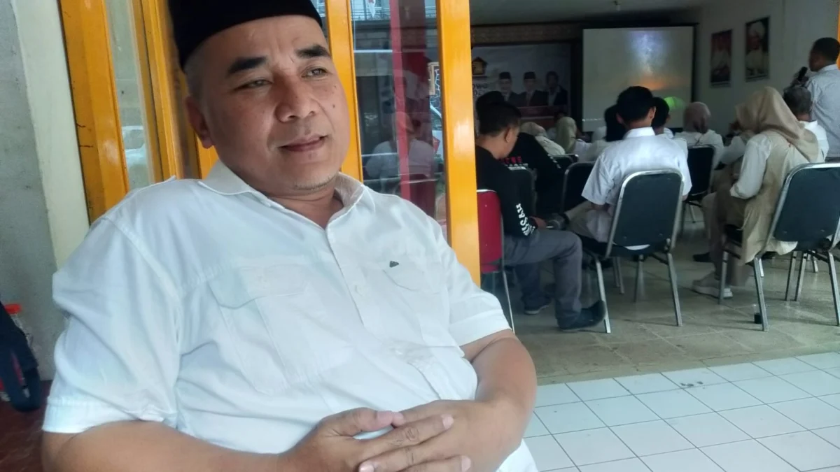 BESAR HATI: Ketua DPC Partai Gerindra Kabupaten Sumedang, Heri Ukasah saat ditemui di kantornya, kemarin. Asep Nuridin