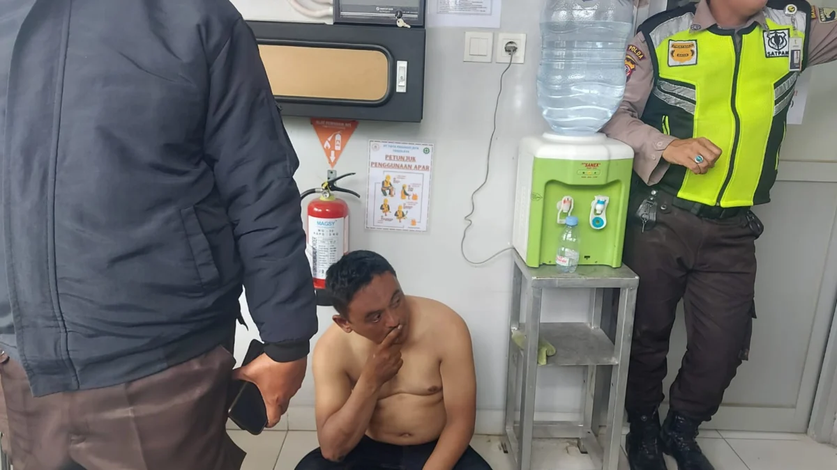 Pemuda Dihakimi Masa Usai Tertangkap Basah Menjambret