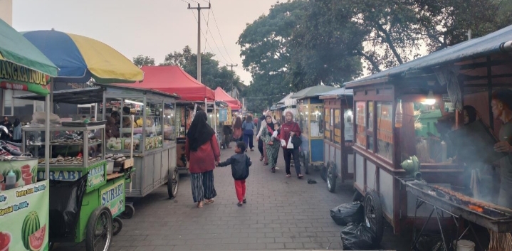 RAMAI: PKL tengah menjual barang dagangannya di sepanjang jalan kabupaten, dari GDN yang masuk ke wilayah Desa Cicalengka Kulon, hingga Desa Cicalengka Wetan yang menutup bahu jalan, baru-baru ini.