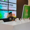 TERTIBKAN APK: Ketua Bawaslu Kabupaten Sumedang Ade Adrianta Sinulingga (tengah) didampingi Kepala Bidang PPUD SatPol PP Yan Mahal Rizal (kiri) dan Kepala Bidang Wasdal Dishub Kabupaten Sumedang Gunung Nugraha (kiri) saat melakukan Rapat Koordinasi pengawasan dan penertiban APS peserta Pemilu Tahun 2024 di kantor Bawaslu Sumedang, baru-baru ini.