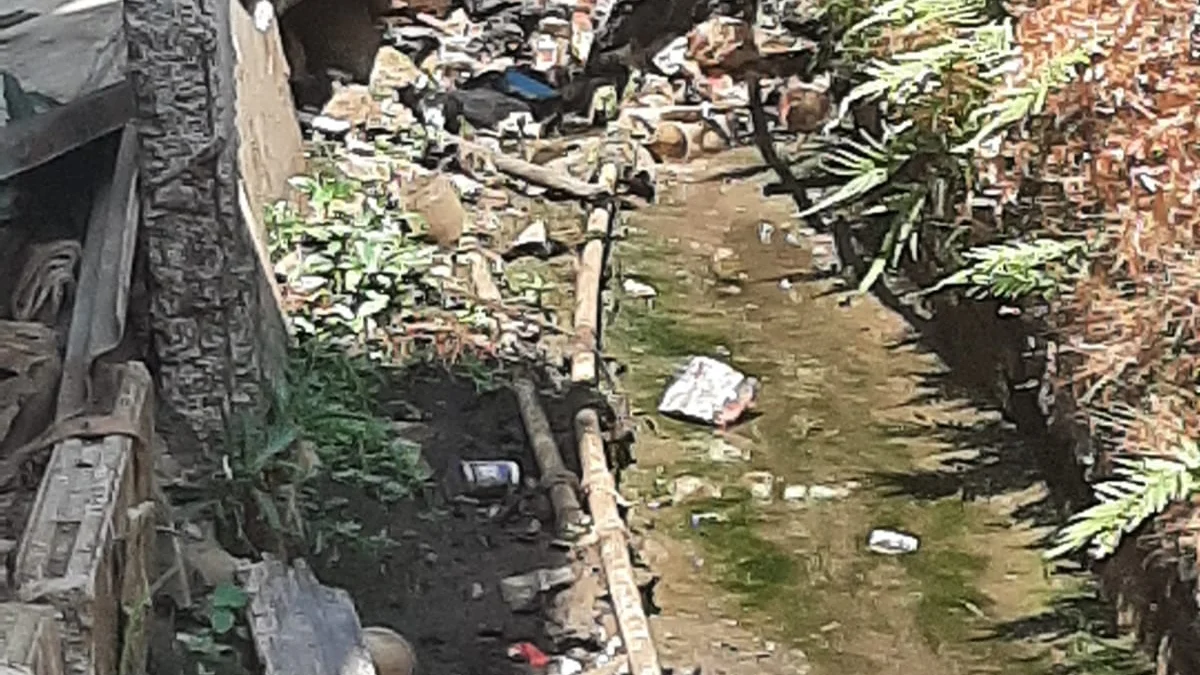 RAWAN BANJIR: Selokan di Desa Sindangpakuon, Kecamatan Cimanggung, mengalami penyempitan yang disebabkan oleh bangunan milik warga, baru-baru ini.