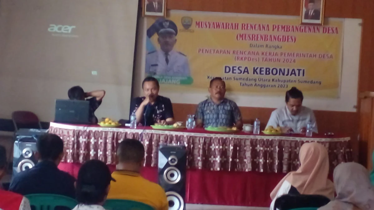 Caption : Kasi Pemdes Kecamatan Sumedang, Endang Rohman, Sip, saat menyampaikan tujuh isu prioritas DD tahun 2024 pada kegiatan monitoring Musrenbangdes di Desa Kebonjati, baru-baru ini.