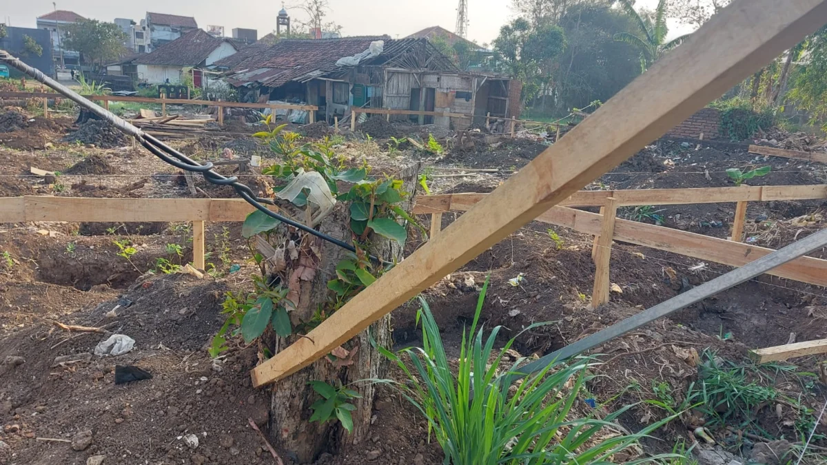 BERBENGKALAI: Pembangunan masjid di Desa Mekargalih, Kecamatan Jatinangor Sumedang dibiarkan pasca pemberhentian pembangunan, baru-baru ini.