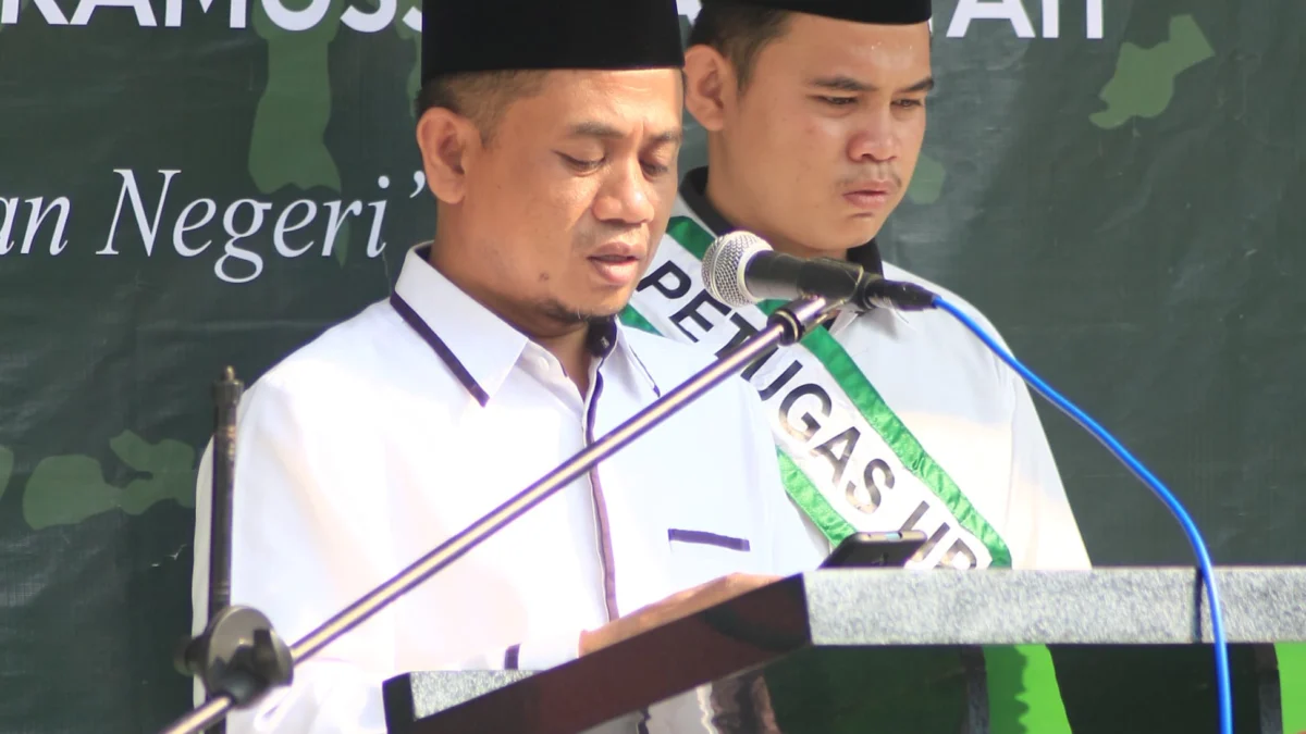 PERINGATI: Pimpinan Pondok Pesantren Al-Hikamussalafiyyah, H. Sa’dulloh saat memperingati Hari Santri Nasional di lapangan Pondok Pesantren Al-Hikamussalafiyyah Sukamantri Tanjungkerta Sumedang.