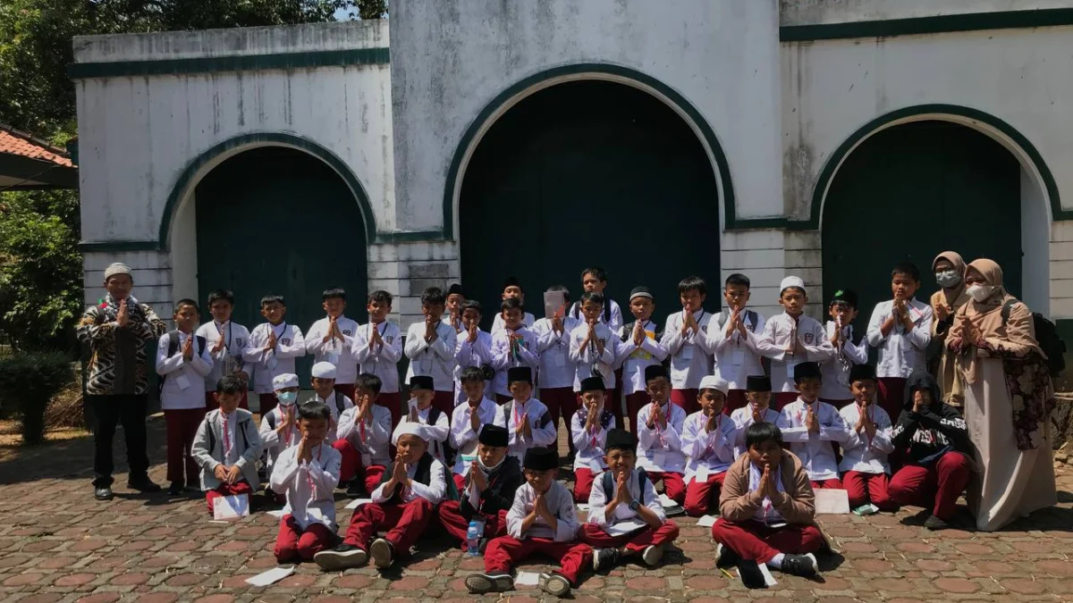 Siswa dan Staf Guru SDIT Khaira Ummah foto bersama di Karaton Sumedang Larang