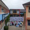 KHUSUK: Ratusan siswa tengah melaksanakan sholat berjamaah, sebagai bentuk dari kegiatan projek penguatan profil pelajar pancasila (P5) di lapangan SMK Bhakti Nusantara Sumedang, baru-baru ini.