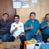 OPTIMIS : Photo bersama Direktur Utama Bumdesma Utara LKD Sumedang Utara, Sapari Suntana (Kanan) bersama Ketua DPK Apdesi Kecamatan Sumedang Utara Adang Arifin kedua dari kiri dan Pengelola Bumdesma Utama Sejahtera, seusai Rakor  tahun 2023, kemarin.