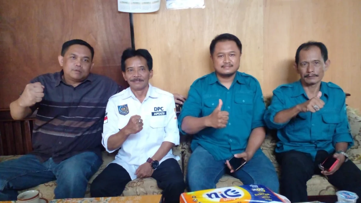 OPTIMIS : Photo bersama Direktur Utama Bumdesma Utara LKD Sumedang Utara, Sapari Suntana (Kanan) bersama Ketua DPK Apdesi Kecamatan Sumedang Utara Adang Arifin kedua dari kiri dan Pengelola Bumdesma Utama Sejahtera, seusai Rakor  tahun 2023, kemarin.