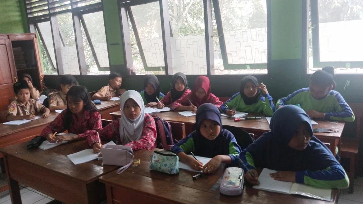 SEMANGAT: Siswa SDN Parakanmuncang 02 tengah mengikuti kegiatan belajar di kelas yang rusak, baru-baru ini.