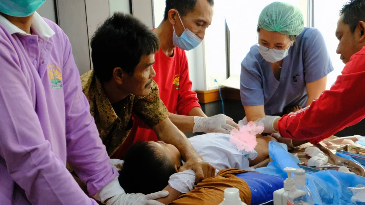 TENANG: Salah seorang anak sedang disunat pada kegiatan sunatan massal di kantor PLN UP3 Sumedang, baru-baru ini.