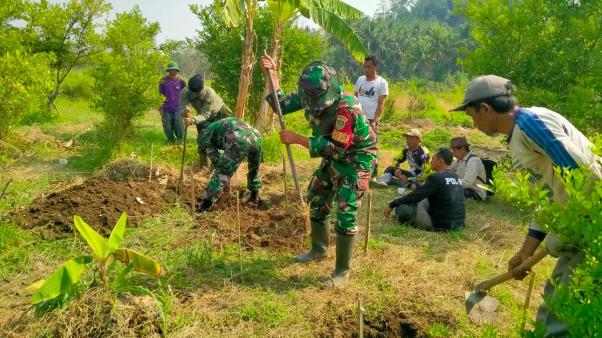 BEJIBAKU: Beberapa warga bergotongroyong dalam Karya Bakti VRI membangun jembatan gantung, yang berlokasi di Dusun Bobos RT 08/03 Desa Wanajaya kecamatan Surian Kabupaten Sumedang, baru-baru ini.