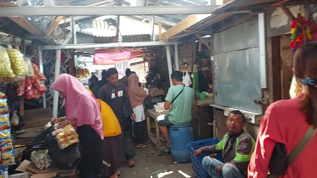 KUMUH: Pedagang dan pembeli tengah beraktifitas di Pasar Parakanmuncang, yang terlihat kotor dan kumuh, baru-baru ini. Shingga para pedagang mensesak pemerintah untuk segera melakukan revitalisasi.