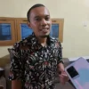 TEGAS: Anggota Komisi III DPRD Sumedang dari fraksi PKS Dr. Iwan Nugraha saat diwawancara Sumeks, terkait banyaknya lampu PJU yang mati, di Jalan Parakanmuncang-Sindulang, baru-baru ini.