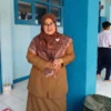 PENUH SEMANGAT: Wakasek Bidang Kurikulum SMPN 2 Sumedang, N Tuty Sobariah, MPd., saat memaparkan kegiatan IKM di sekolahnya kepada Sumeks, baru- baru ini.