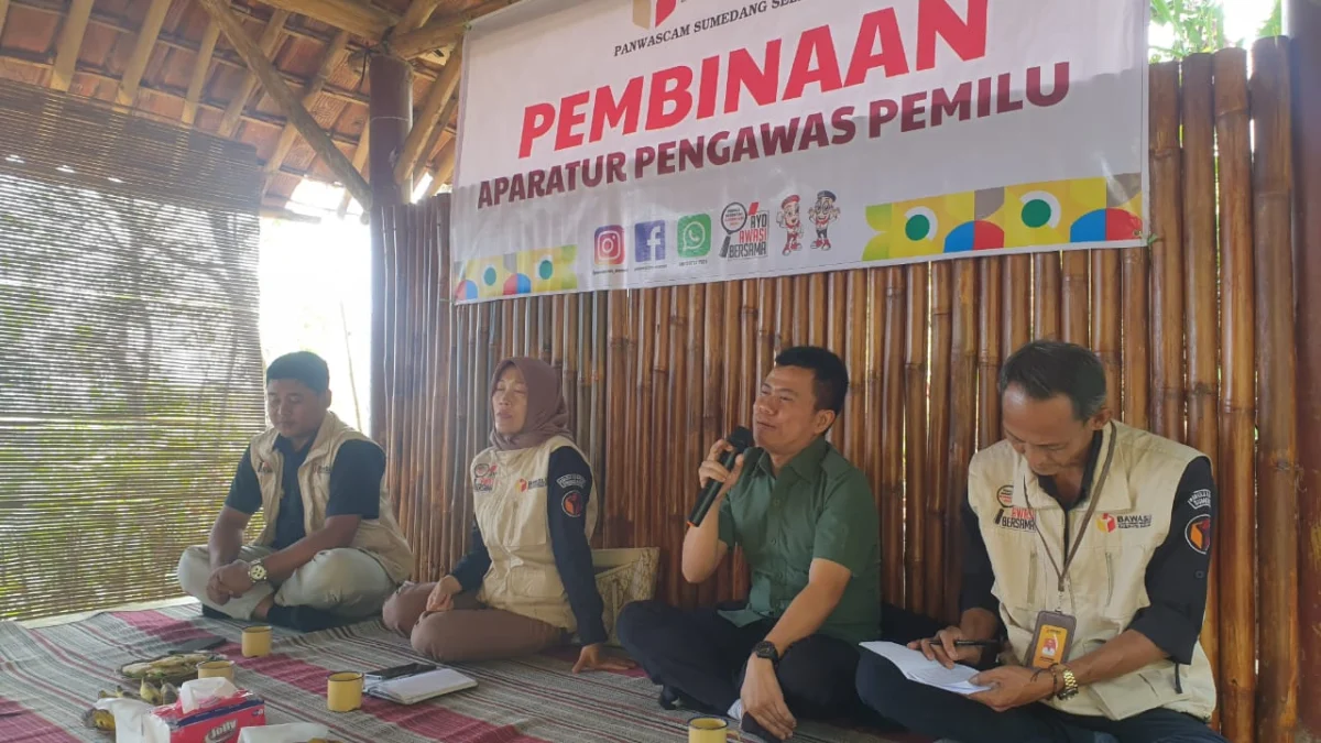 GEBER: Pengamat Pemilu dan Demokrasi Ade Sunarya memberikan materi pada acara Pembinaan Aparatur Pengawas Pemilu, belum lama ini.