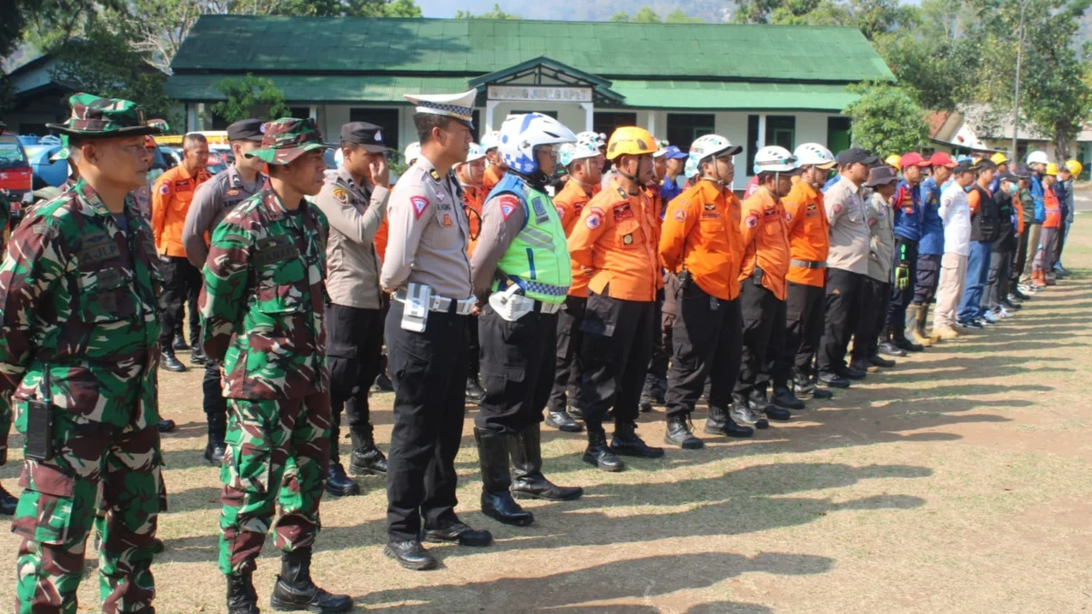 RESMI: Puluhan personil gabungan TNI, Polri dan BPBD antusias mengikuti pelatihan gladi posko dan gladi lapangan di Markas Kodim 0610 /Sumedang, Kelurahan Pasanggrahan Baru, Kecamatan Sumedang Selatan, kemarin.