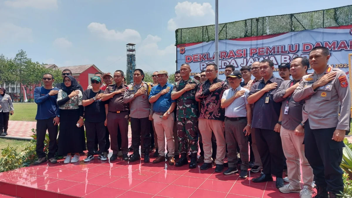 IKRAR: Polda Jawa Barat bersama insan pers secara resmi mendeklarasikan pemilu damai 2024 di Mako Brimob Polda Jabar, Jatinangor Sumedang, kemarin.