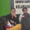 TERJUN LANGSUNG: Lurah Situ, Oman Suparman (kiri), didampingi Kasi Pemberdayaan Masyarakat Kelurahan Situ, Eman Sulaeman saat memberikan sambutan pada kegiatan penyaluran Bantuan Pangan dari PT POS bagi keluarga yang memiliki anak Stunting di Aula Kelurahan Situ, kemarin.