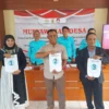 OPTIMIS: Para calon kepala desa memperlihatkan nomor urutnya, pada pelaksanaan pilkades di dua desa di Kecamatan Cimanggung, baru-baru ini.