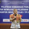 Dalam upaya meningkatkan mutu pelayanan kepada masyarakat, Kantor Imigrasi Kelas I TPI Bandung menghadirkan Pakar Komunikasi dan Motivator Nasional Dr Aqua Dwipayana dalam Sharing Komunikasi dan Motivasi bertajuk “Pelatihan Komunikasi Publik”, 7 Juli 2023.