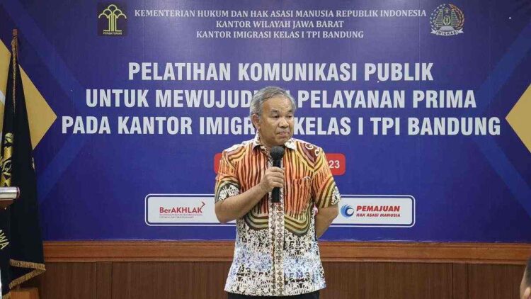 Dalam upaya meningkatkan mutu pelayanan kepada masyarakat, Kantor Imigrasi Kelas I TPI Bandung menghadirkan Pakar Komunikasi dan Motivator Nasional Dr Aqua Dwipayana dalam Sharing Komunikasi dan Motivasi bertajuk “Pelatihan Komunikasi Publik”, 7 Juli 2023.