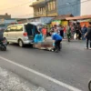 Nyalip Motor dan Angkot, Jejen Terlindas Truk