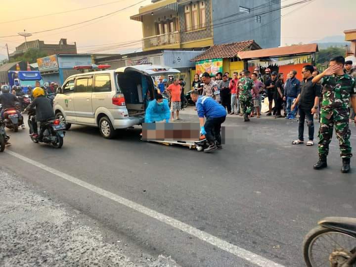 Nyalip Motor dan Angkot, Jejen Terlindas Truk