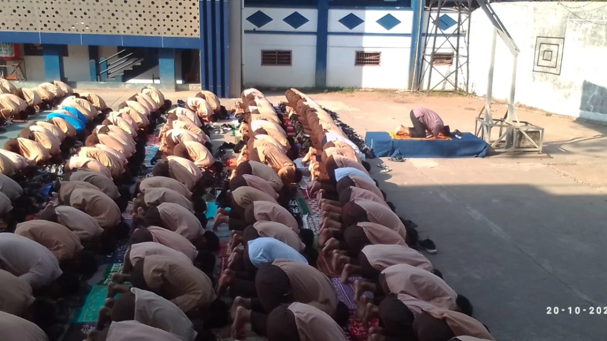 KHUSUK: Ratusan siswa tengah melaksanakan kegiatan rutin yaitu sholat Duha berjemaah, yang masuk pada tema P5 Bangunlah Jiwa dan Raga di lapang SMK Informatika Sumedang, baru-baru ini. Istimewa