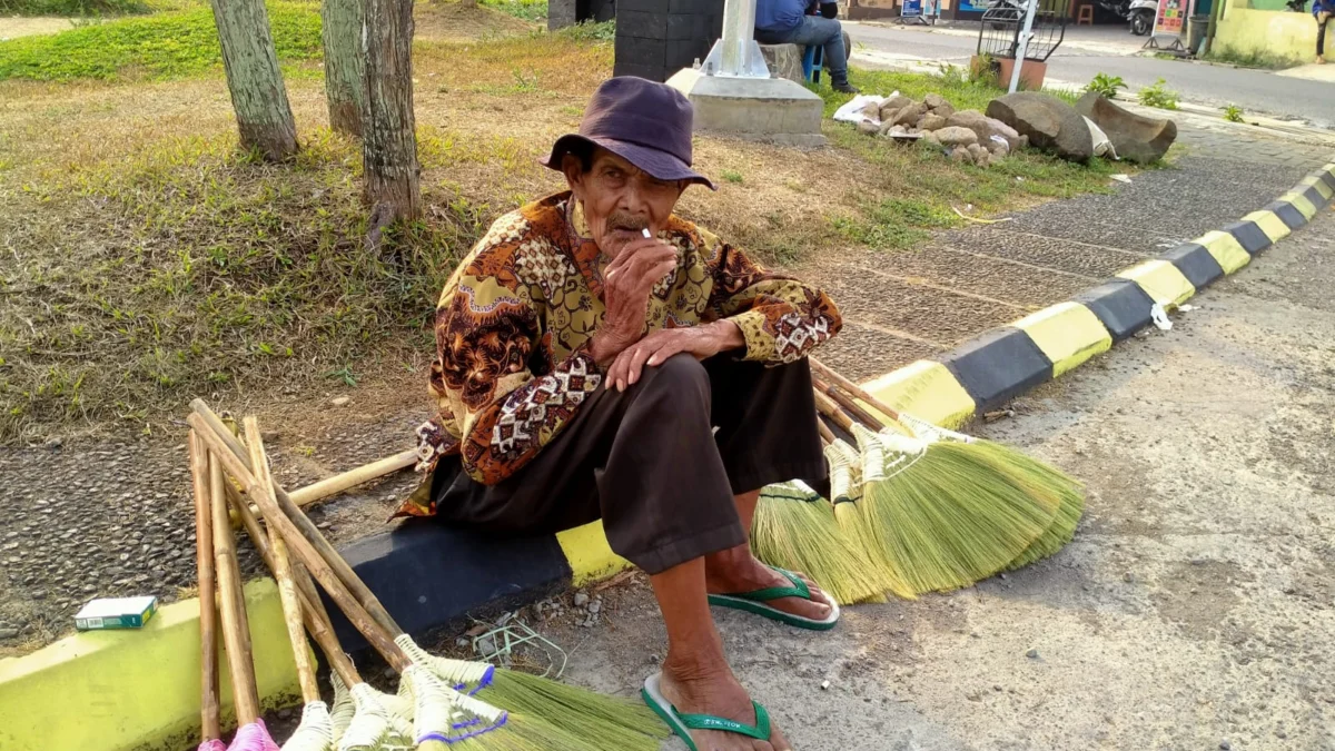 Liku-liku Seorang Penjual Sapu