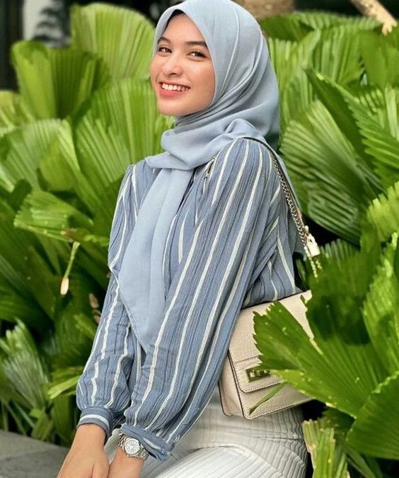 Yuk Intip 5 Inspirasi Atasan Abu-abu Cocok dengan Celana dan Kerudung Warna Apa?