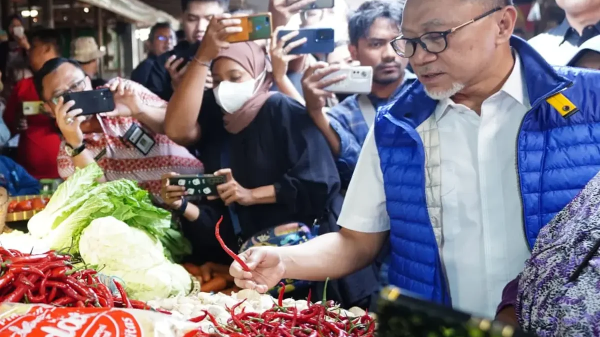 Menteri Perdagangan (Mendag) Zulkifli Hasan saat kunjungan ke pasar tradisional Cicalengka. (dokumen)