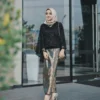 Kebaya Hitam Cocok dengan Jilbab Warna Apa