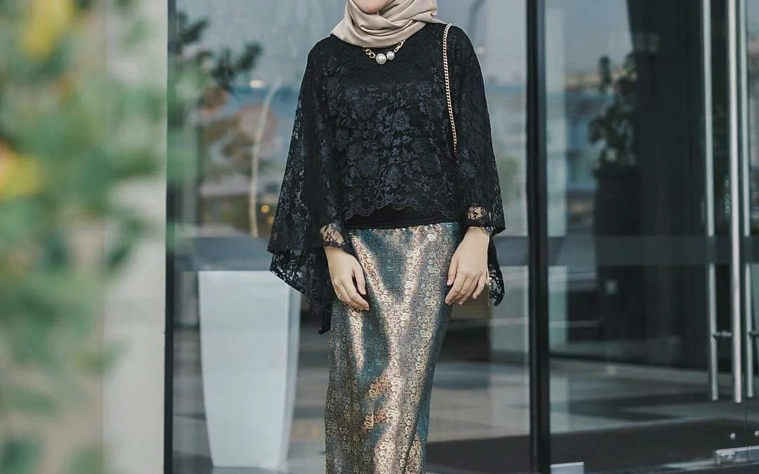 Kebaya Hitam Cocok dengan Jilbab Warna Apa