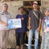 YBM PLN UP3 Sumedang saat menyerahkan bantuan perbaikan MCK di Desa Sukasirnarasa Rancakalong Sumedang Jabar, Kamis (30/11/2023)