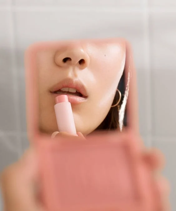 5 Rekomendasi Lip Balm Buat Wanita Tercantik