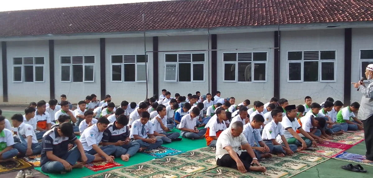 KHUSUK: Seluruh siswa dan guru tengah melaksanakan Sholat Duha, sebagai bagian dari kegiatan P5 pada projek pembiasaan kegiatan keagamaan di lapangan sekolah SMK Ma'arif 1 Sumedang, baru-baru ini